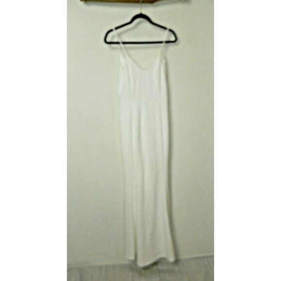 Lulu's Dress White Taliana Lace Button Back Maxi Wedding Dress - Picture 1 of 15